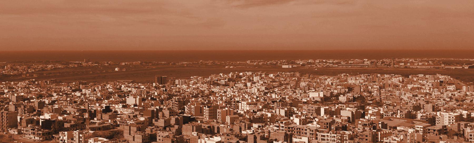 Vue de Dakar depuis les hauteurs, l'océan à l'horizon